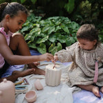 Jouet d’éveil Mushie en plastique PP : tube et formes géométriques assorties destinées à la motricité des tout-petits