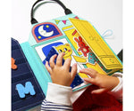 enfant jouant avec le kit Player Montessori OMY Little