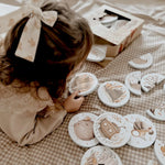 une petite fille qui découvre les pièces en mousse du puzzle de bain mrs ertha animaux marins