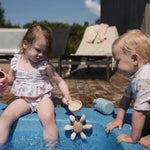 enfant-joue-roue-à-eau-mushie
