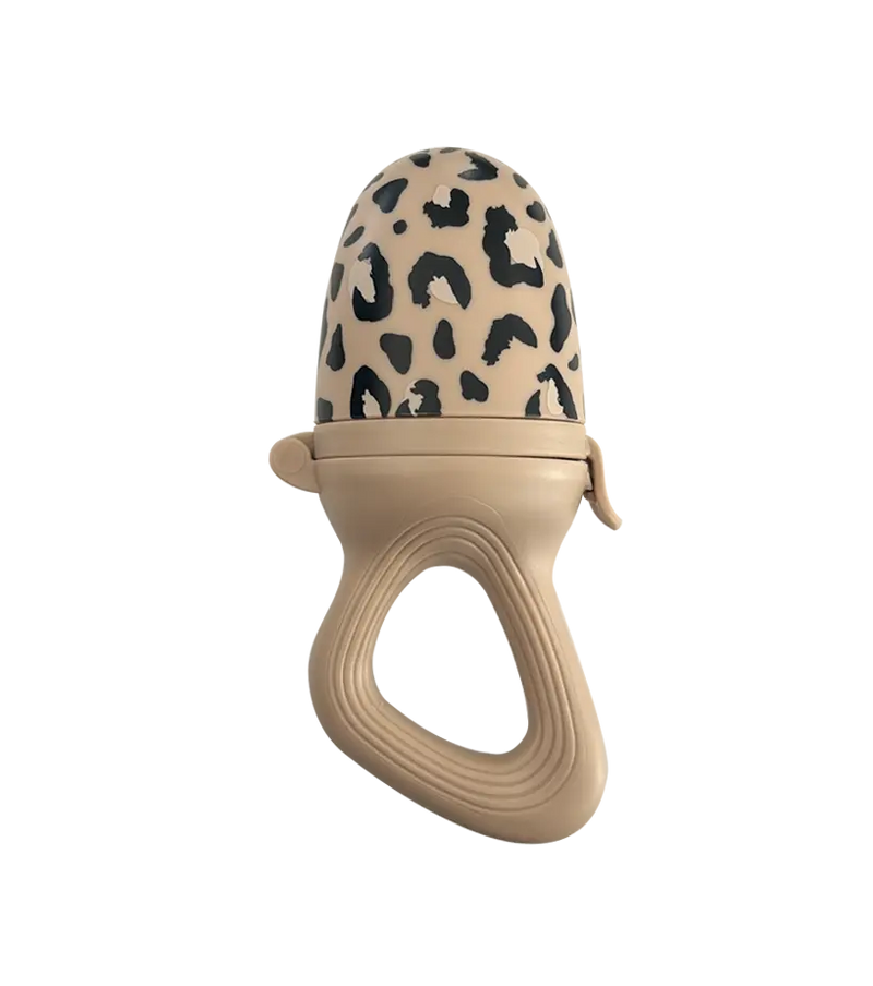 Une mangeoire beige Tétine grignoteuse avec une poignée et un couvercle à imprimé léopard sauvage noir et marron, sur fond blanc.
