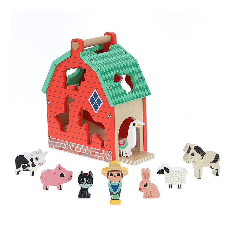 Un jouet de ferme en bois rouge et vert de la marque Vilac, avec des découpes en forme d'animal et entouré de figurines en bois - une vache, un cochon, un chat, un chien, un fermier, une oie, un lapin, un mouton et un cheval.