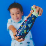 un enfant tient une gourde isotherme en inox sans BPA 