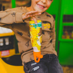 enfant qui tient une gourde jungle
