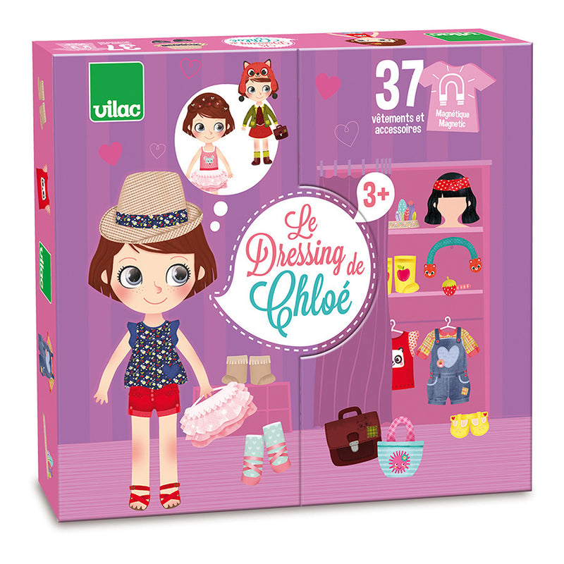 Un coffret de jouets étiqueté Le Dressing de Chloé représente une petite fille de bande dessinée avec des tenues et des accessoires assortis. Recommandé pour les 3 ans et plus, il comprend 37 articles de vêtements magnétiques. La boîte est décorée de garde-robes illustrées.
